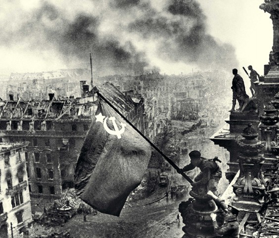 Евгений Халдей. Знамя над Рейхстагом. Берлин. 1 мая 1945